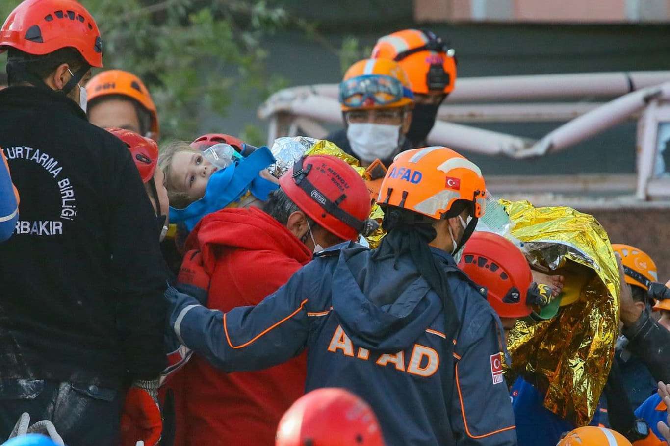 دختر بچه سه سال پس از گذشت 91 ساعت از زلزله نجات یافت
